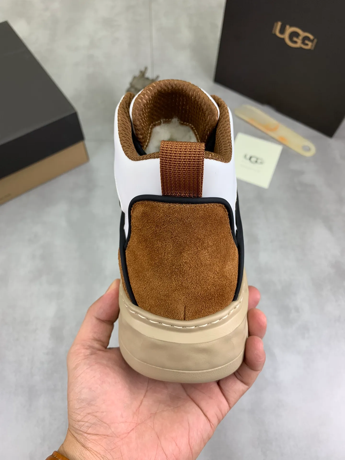 Men's shoes 💰P640 [New style] 💰 🆘 "Real wool" [UGG] 👉The popular men's shoes are synchronized with the official website 🔰The quality of the genuine products [satisfied] is not comparable to the imitations in the general market 🌀The upper is imported Italian frosted cowhide, and the lining is: foot pad 🅰️ grade 🐑Real wool👻Only Grade A can show the effect The hand feels smooth and delicate 🔱The shoe shape is grand, only genuine manufacturers can do it 🎄The perfect toughness of the original outsole 👻⬛️ allows customers to say goodbye to one-time consumption. Real wool lining, super warm. Available in black, brown and gray. Size: 39-44
